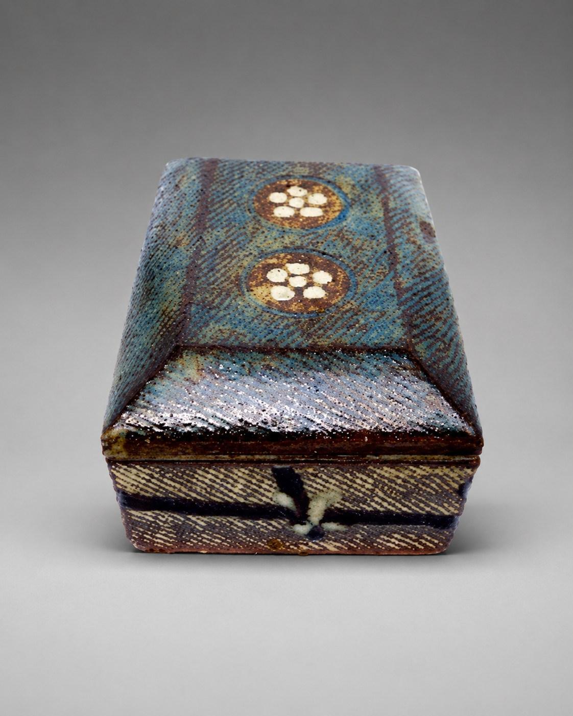 Shimaoka Tatsuzo — Box and Cover, stylised flowerheads. A Stoneware Box and Cover, Japanese stoneware, Showa period, 20th century.