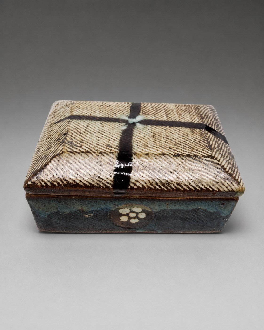 Shimaoka Tatsuzo — Box and Cover, stylised flowerheads. A Stoneware Box and Cover, Japanese stoneware, Showa period, 20th century.